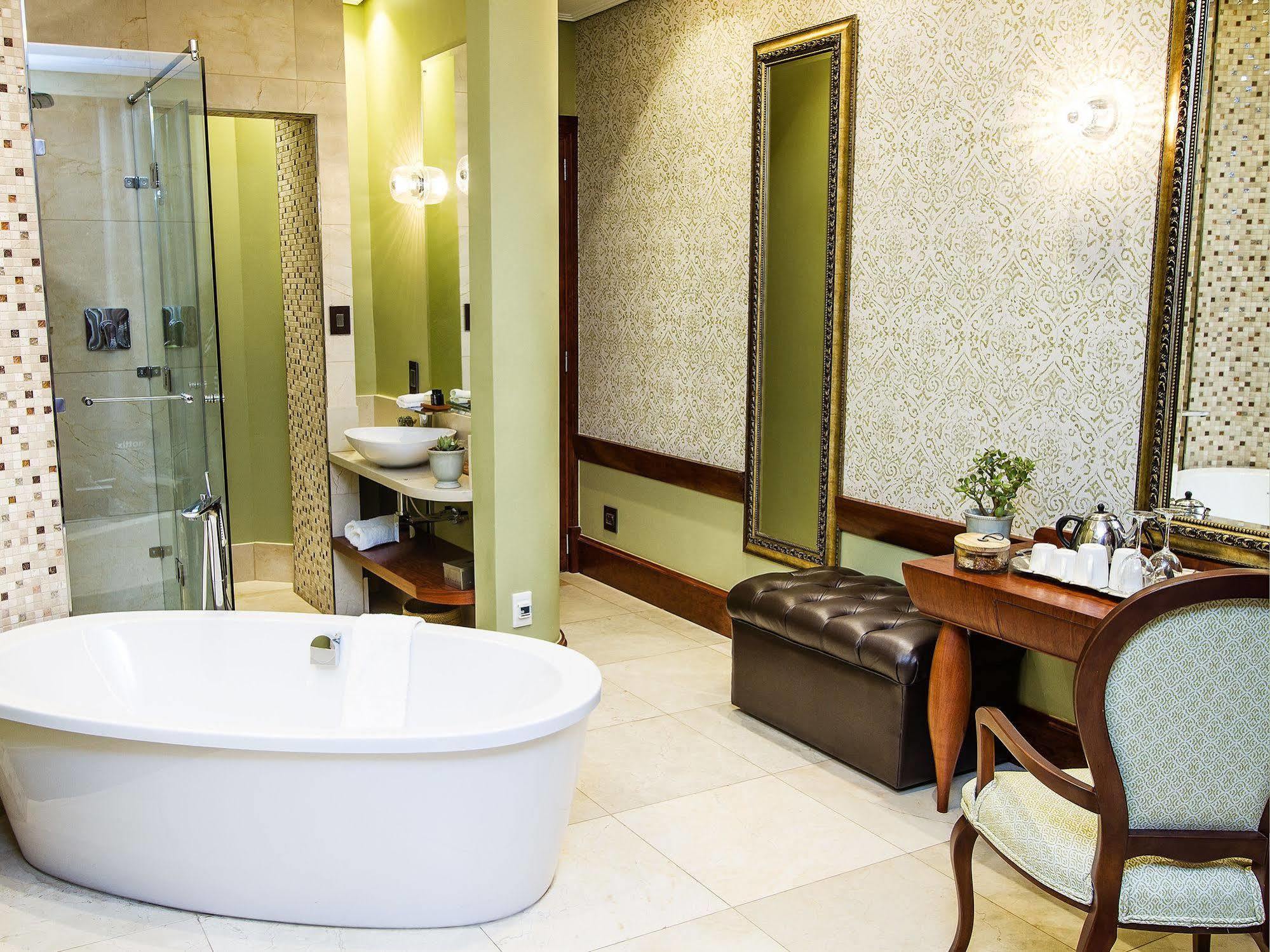 Anne Hotel 4*
